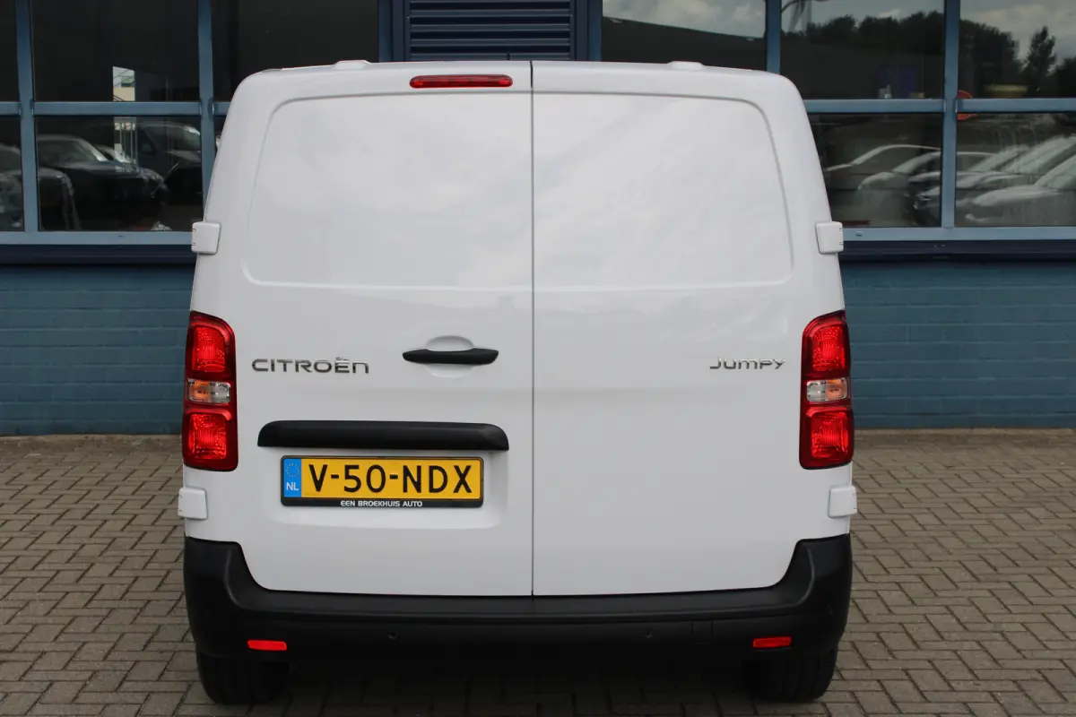 8 JAAR GARANTIE | CAMERA | 10" SCHERM + DRAADLOOS CARPLAY + NAVI | BETONPLEX LAADVLOER | 10" digitaal kleuren instrumentenpaneel | Airco | Cruise control