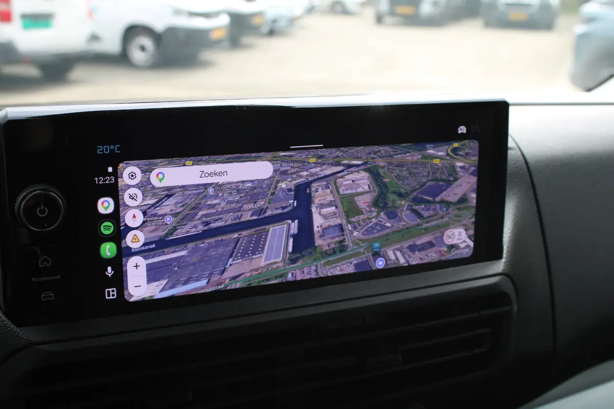 8 JAAR GARANTIE | CAMERA | 10" SCHERM + DRAADLOOS CARPLAY + NAVI | BETONPLEX LAADVLOER | 10" digitaal kleuren instrumentenpaneel | Airco | Cruise control