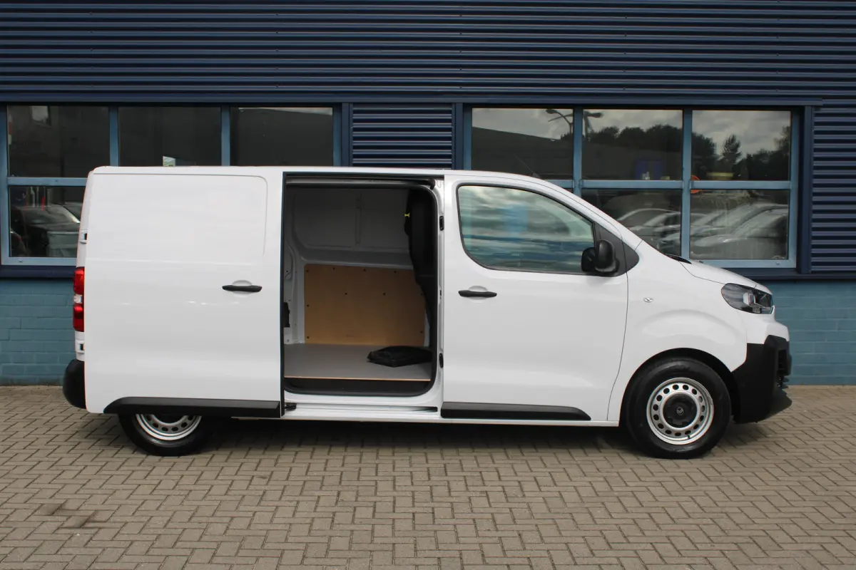 8 JAAR GARANTIE | CAMERA | 10" SCHERM + DRAADLOOS CARPLAY + NAVI | BETONPLEX LAADVLOER | 10" digitaal kleuren instrumentenpaneel | Airco | Cruise control