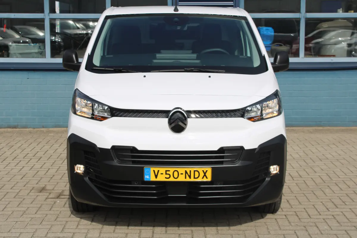 8 JAAR GARANTIE | CAMERA | 10" SCHERM + DRAADLOOS CARPLAY + NAVI | BETONPLEX LAADVLOER | 10" digitaal kleuren instrumentenpaneel | Airco | Cruise control