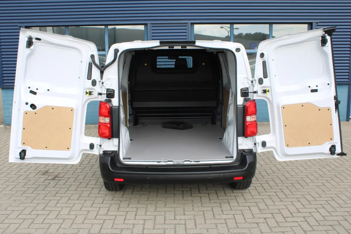 8 JAAR GARANTIE | CAMERA | 10" SCHERM + DRAADLOOS CARPLAY + NAVI | BETONPLEX LAADVLOER | 10" digitaal kleuren instrumentenpaneel | Airco | Cruise control