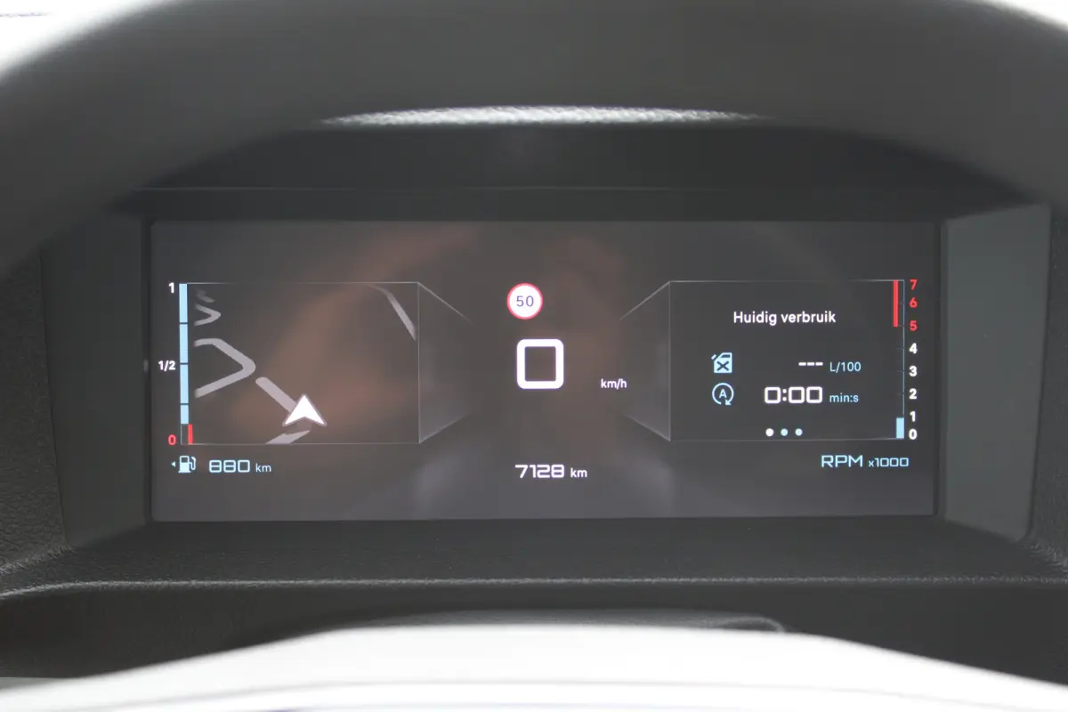 8 JAAR GARANTIE | CAMERA | 10" SCHERM + DRAADLOOS CARPLAY + NAVI | BETONPLEX LAADVLOER | 10" digitaal kleuren instrumentenpaneel | Airco | Cruise control