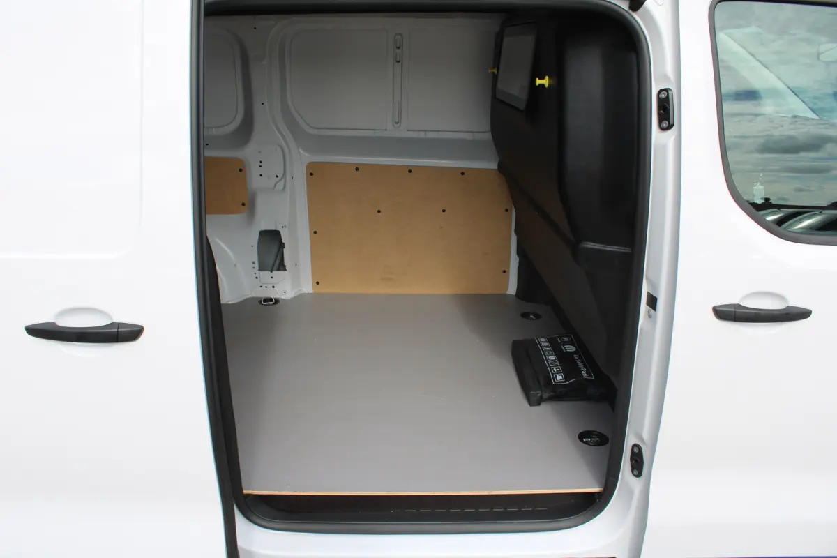 8 JAAR GARANTIE | CAMERA | 10" SCHERM + DRAADLOOS CARPLAY + NAVI | BETONPLEX LAADVLOER | 10" digitaal kleuren instrumentenpaneel | Airco | Cruise control
