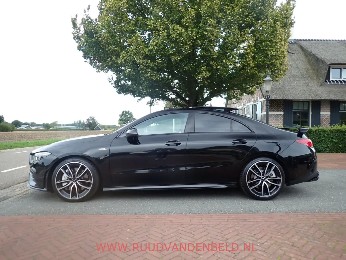 AMG 35 4MATIC Coupé / SFEERVERLICHTING / HEAD-UP / BURMESTER / CARPLAY / CAMERA