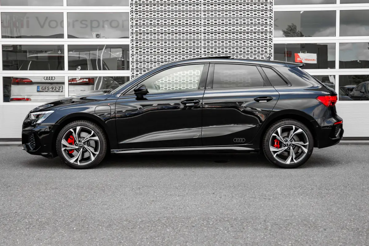 45 TFSI e S edition Competition | Panoramadak | Camera | Trekhaak | Stoelverwarming | 19" | | Achteruitrijcamera standaard | Alarm klasse 1(startblokkering) | Apple Carplay/Android Auto|tele