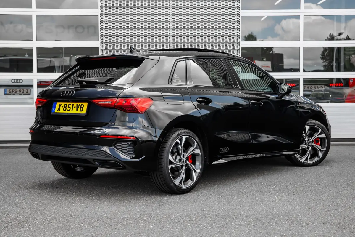 45 TFSI e S edition Competition | Panoramadak | Camera | Trekhaak | Stoelverwarming | 19" | | Achteruitrijcamera standaard | Alarm klasse 1(startblokkering) | Apple Carplay/Android Auto|tele