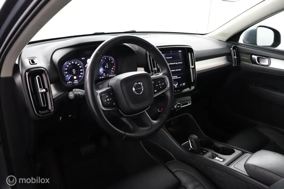2.0 T5 AWD Intro Edition | Panoramadak | 360 Camera | Adaptive Cruise | Keyless | BLISS | Verwarmbare voorstoelen & Stuurwiel | Elektrische stoelen | Privacy Glass