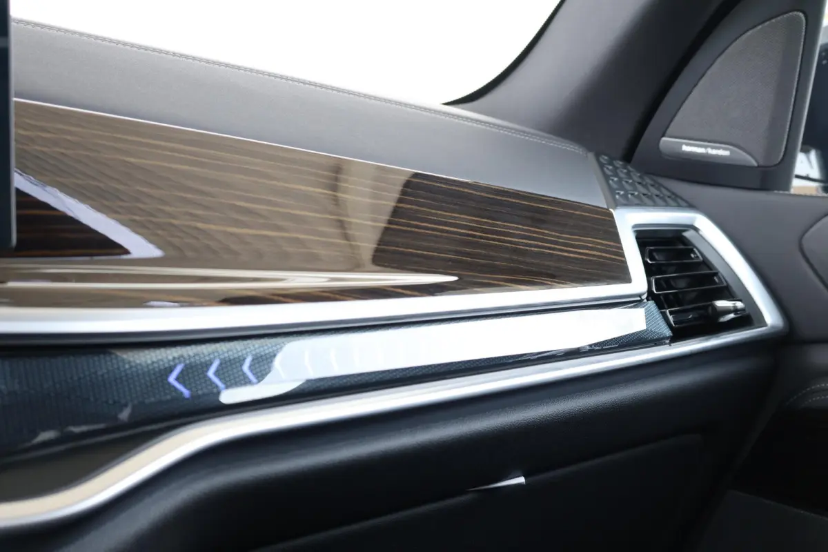 xDrive50e | Sport Pakket Pro | Panorama Dak Skylounge | Merino Leder | Driving Assistant professional | 22'' LM | Active Steering | Stoelventilatie | Stoelverwarming | Parking Assistant Prof