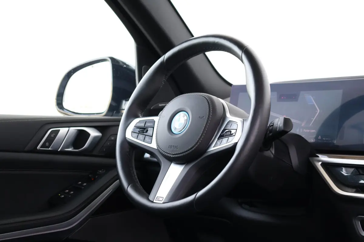 xDrive50e | Sport Pakket Pro | Panorama Dak Skylounge | Merino Leder | Driving Assistant professional | 22'' LM | Active Steering | Stoelventilatie | Stoelverwarming | Parking Assistant Prof