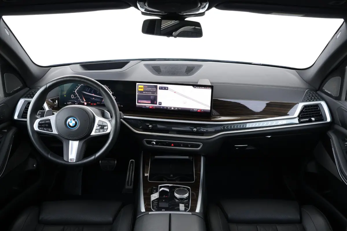 xDrive50e | Sport Pakket Pro | Panorama Dak Skylounge | Merino Leder | Driving Assistant professional | 22'' LM | Active Steering | Stoelventilatie | Stoelverwarming | Parking Assistant Prof