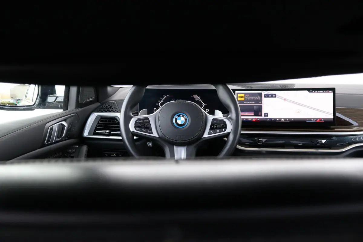 xDrive50e | Sport Pakket Pro | Panorama Dak Skylounge | Merino Leder | Driving Assistant professional | 22'' LM | Active Steering | Stoelventilatie | Stoelverwarming | Parking Assistant Prof
