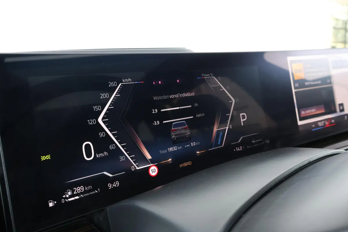 xDrive50e | Sport Pakket Pro | Panorama Dak Skylounge | Merino Leder | Driving Assistant professional | 22'' LM | Active Steering | Stoelventilatie | Stoelverwarming | Parking Assistant Prof