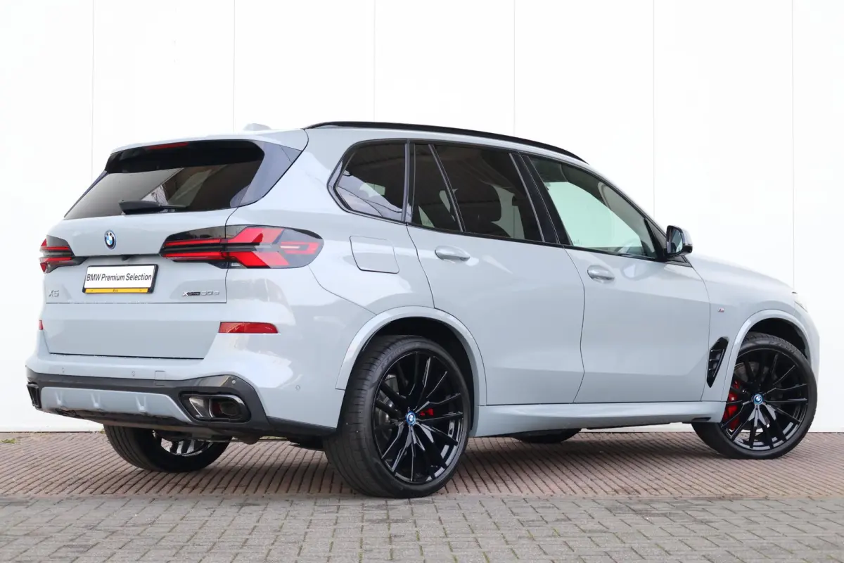 xDrive50e | Sport Pakket Pro | Panorama Dak Skylounge | Merino Leder | Driving Assistant professional | 22'' LM | Active Steering | Stoelventilatie | Stoelverwarming | Parking Assistant Prof
