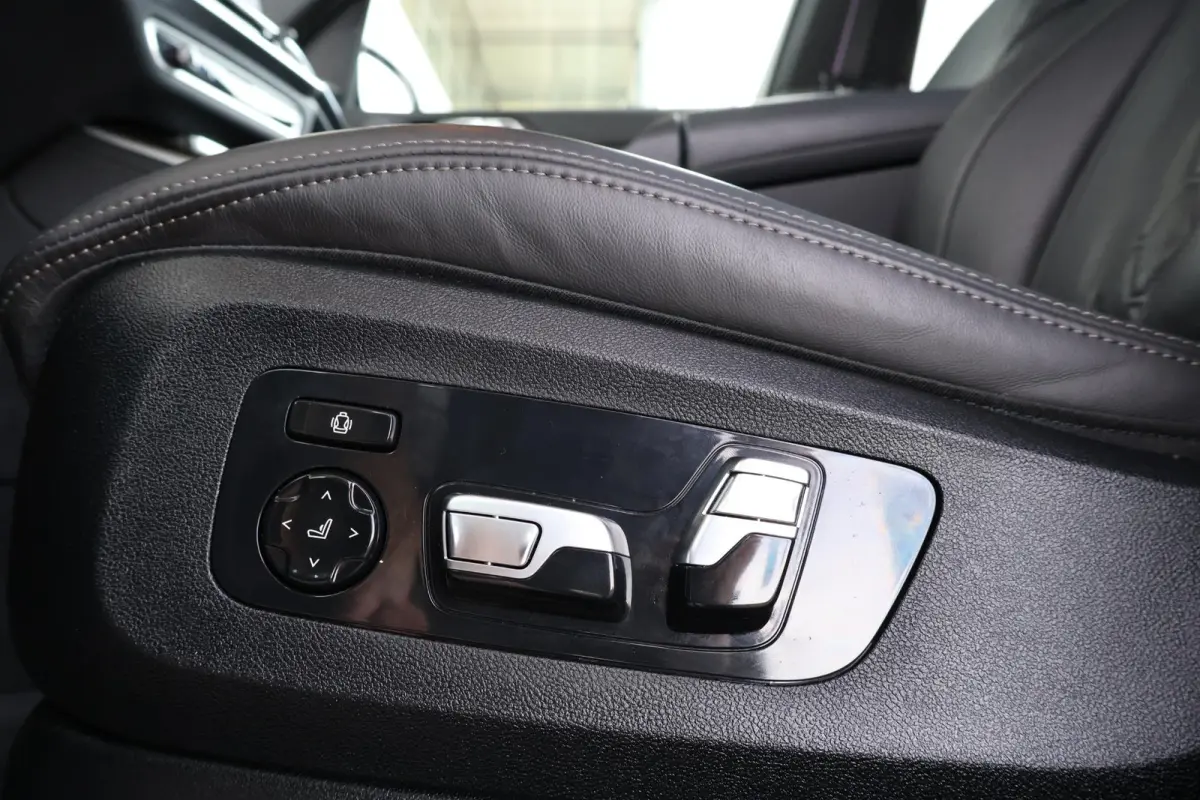xDrive50e | Sport Pakket Pro | Panorama Dak Skylounge | Merino Leder | Driving Assistant professional | 22'' LM | Active Steering | Stoelventilatie | Stoelverwarming | Parking Assistant Prof