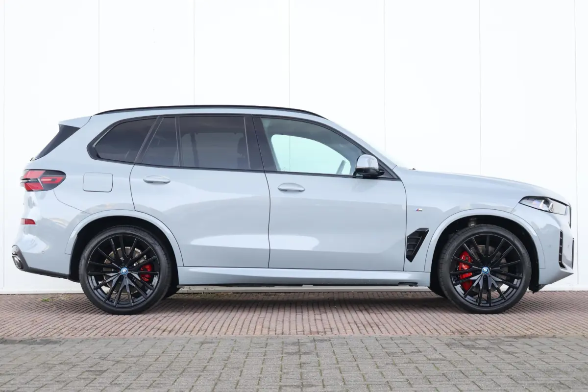 xDrive50e | Sport Pakket Pro | Panorama Dak Skylounge | Merino Leder | Driving Assistant professional | 22'' LM | Active Steering | Stoelventilatie | Stoelverwarming | Parking Assistant Prof