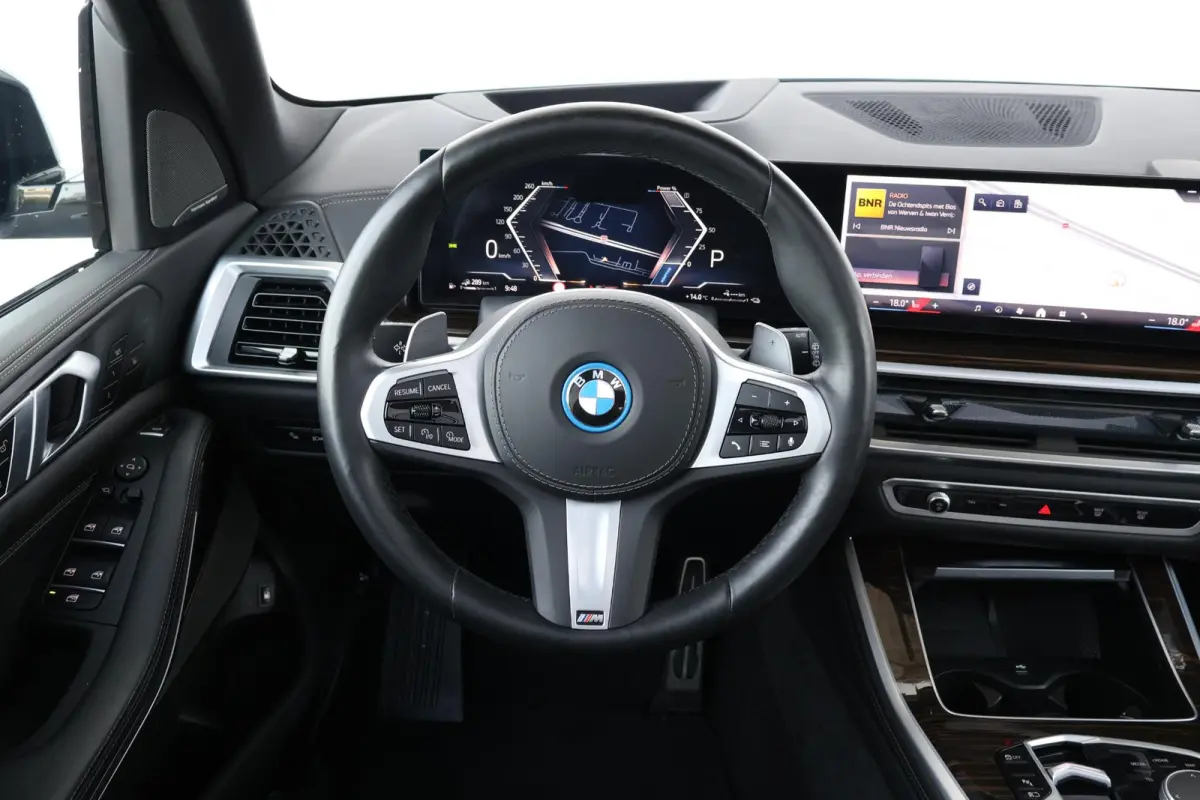 xDrive50e | Sport Pakket Pro | Panorama Dak Skylounge | Merino Leder | Driving Assistant professional | 22'' LM | Active Steering | Stoelventilatie | Stoelverwarming | Parking Assistant Prof