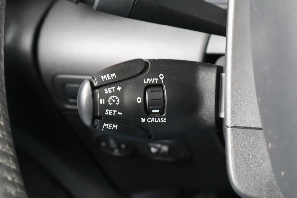 1.2 PureTech S&S Origins Pano / Navi / Head-up / Clima / Audio / Cruise