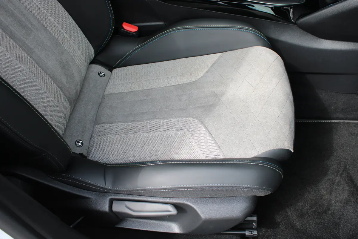 1.2 PureTech GT Pack | Navigatie | Camera | Panoramadak | Stoelverwarming | Full LED | Alcantara | 76.000km |