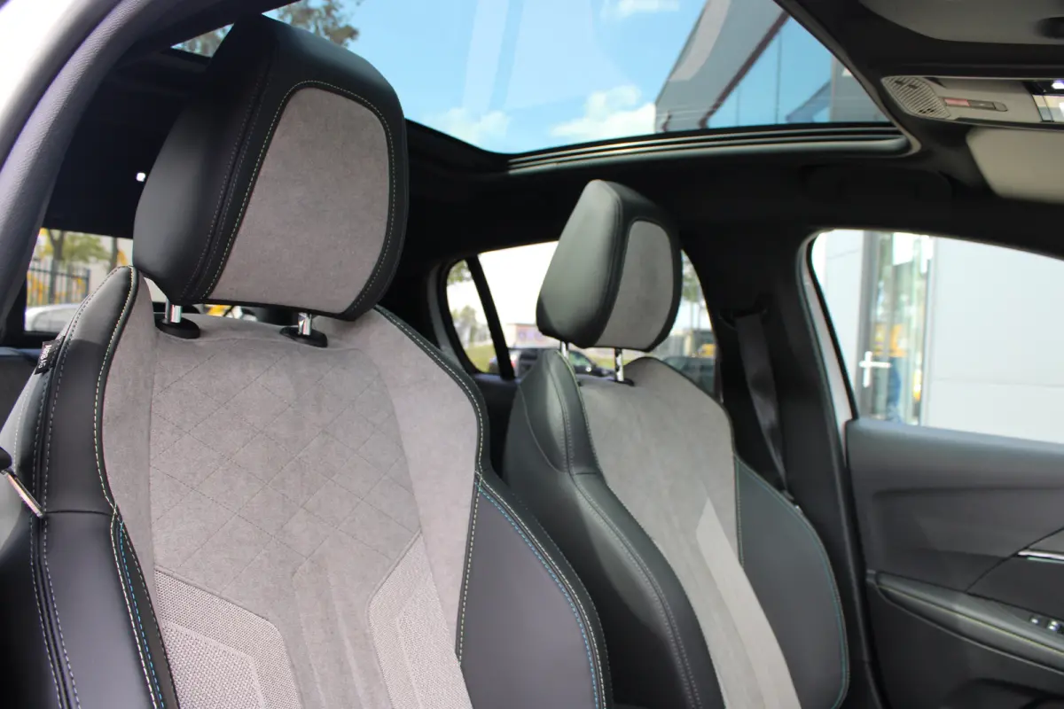 1.2 PureTech GT Pack | Navigatie | Camera | Panoramadak | Stoelverwarming | Full LED | Alcantara | 76.000km |