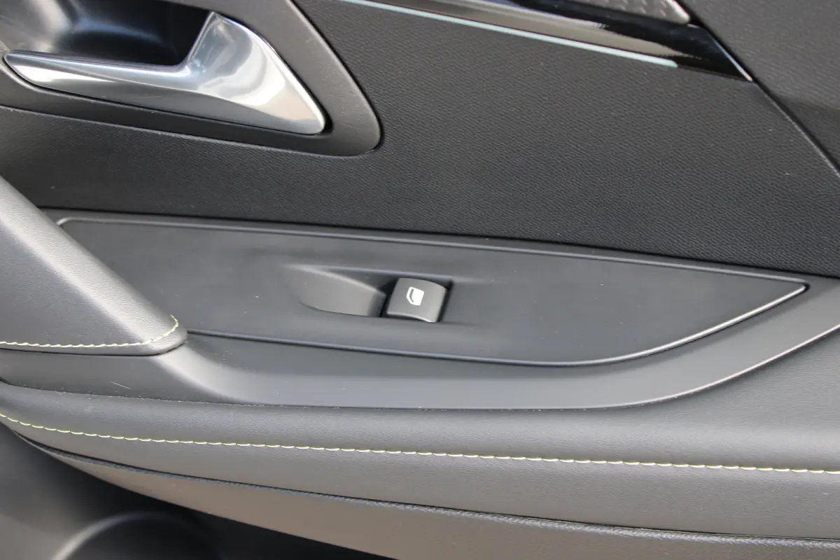 1.2 PureTech GT Pack | Navigatie | Camera | Panoramadak | Stoelverwarming | Full LED | Alcantara | 76.000km |