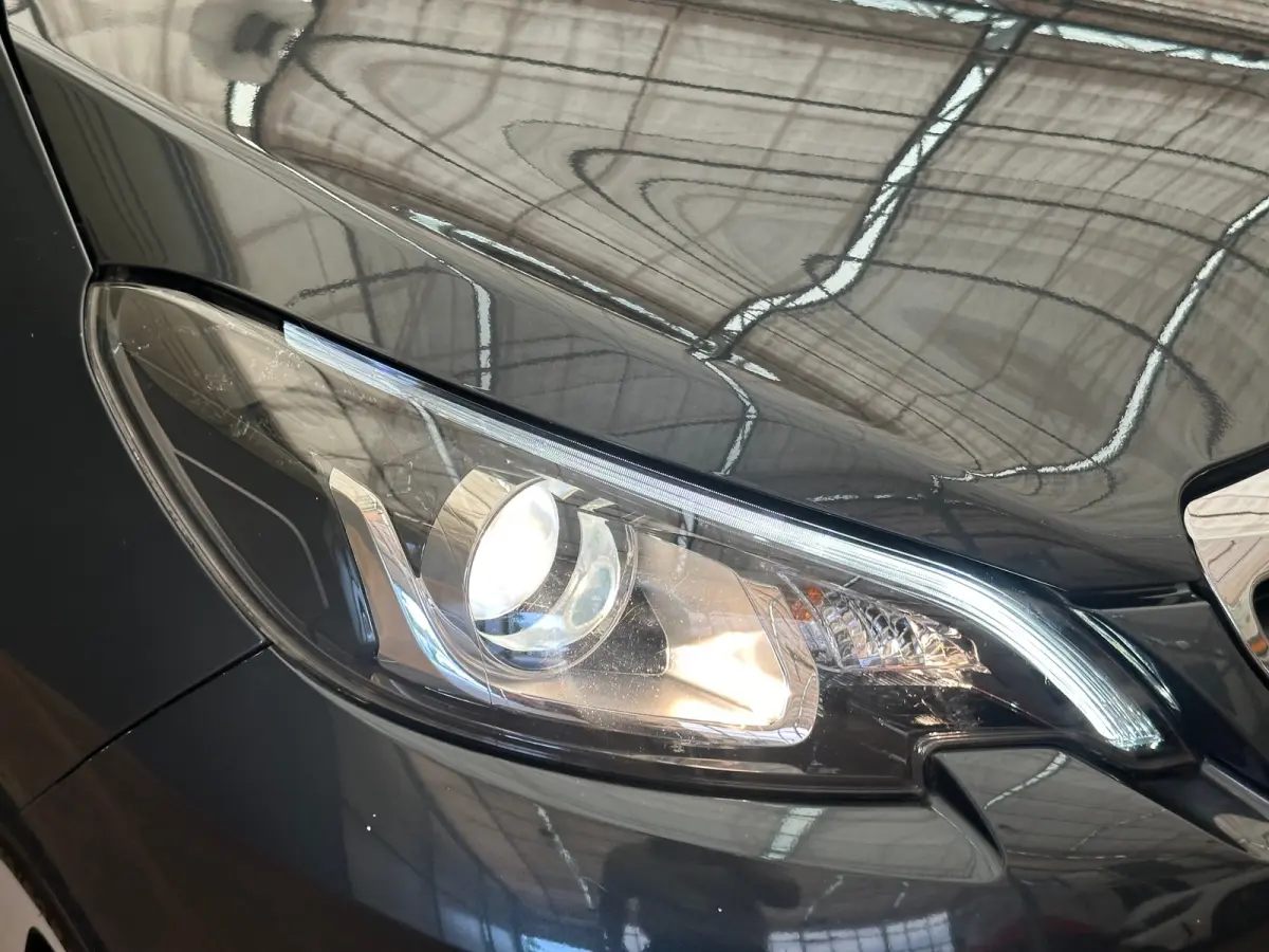 1.0 e-VTi Blue Lease Executive Climate Control | Camera | Bluetooth | 15" Lichtmetaal | 5-deurs | Chroom | Airco | Achteruitrijcamera | Centrale deurvergrendeling met afstandsbediening | Dim