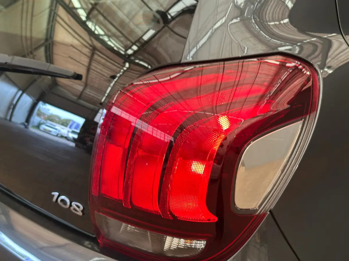 1.0 e-VTi Blue Lease Executive Climate Control | Camera | Bluetooth | 15" Lichtmetaal | 5-deurs | Chroom | Airco | Achteruitrijcamera | Centrale deurvergrendeling met afstandsbediening | Dim