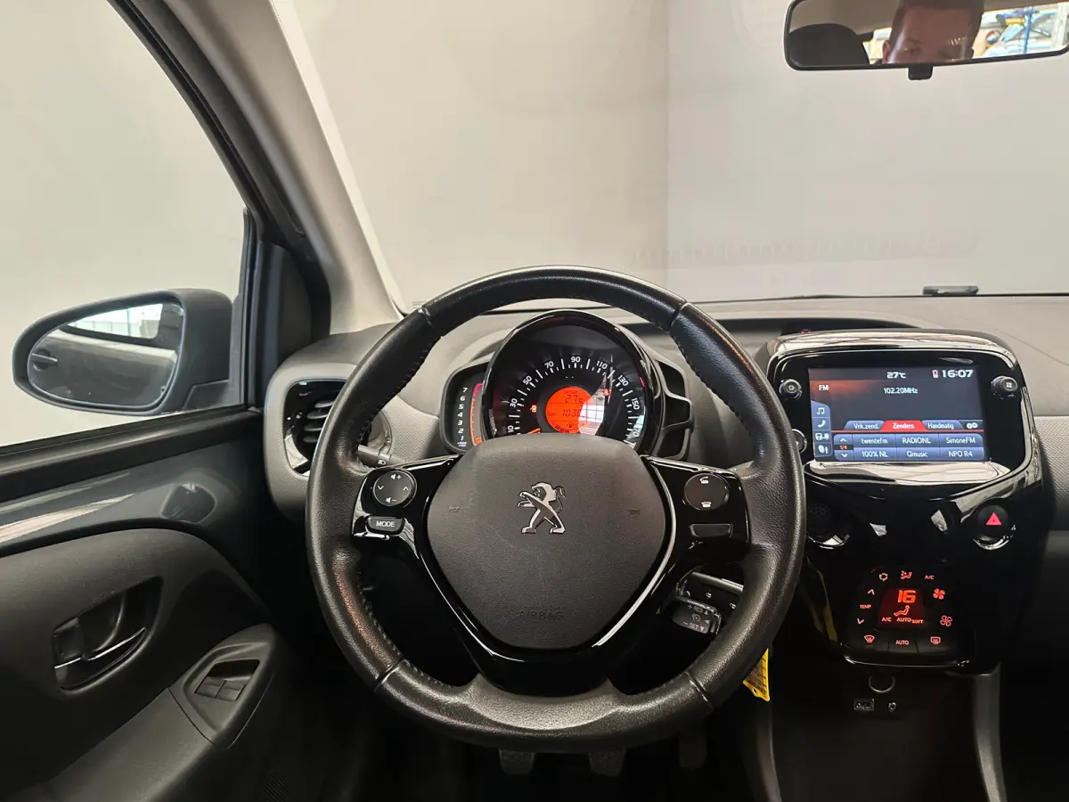 1.0 e-VTi Blue Lease Executive Climate Control | Camera | Bluetooth | 15" Lichtmetaal | 5-deurs | Chroom | Airco | Achteruitrijcamera | Centrale deurvergrendeling met afstandsbediening | Dim