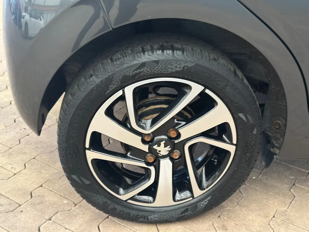 1.0 e-VTi Blue Lease Executive Climate Control | Camera | Bluetooth | 15" Lichtmetaal | 5-deurs | Chroom | Airco | Achteruitrijcamera | Centrale deurvergrendeling met afstandsbediening | Dim