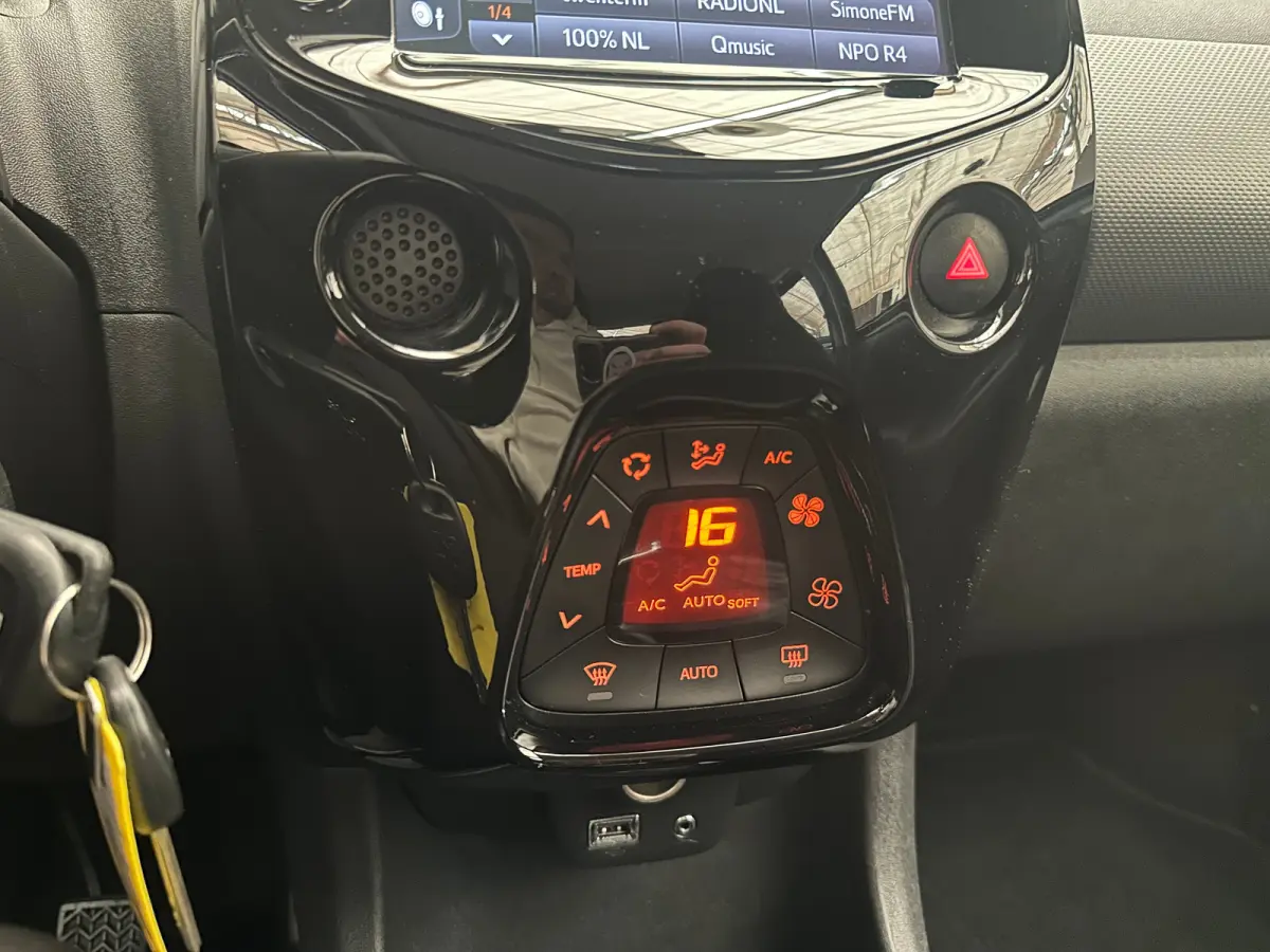 1.0 e-VTi Blue Lease Executive Climate Control | Camera | Bluetooth | 15" Lichtmetaal | 5-deurs | Chroom | Airco | Achteruitrijcamera | Centrale deurvergrendeling met afstandsbediening | Dim