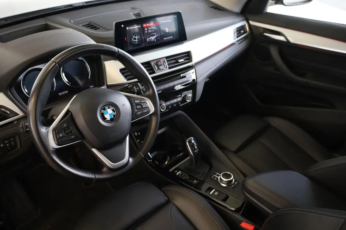 xDrive20i High Executive | Head-Up Display | Stoelverwarming | Parkeersensoren | Glazen Schuif-/Kanteldak