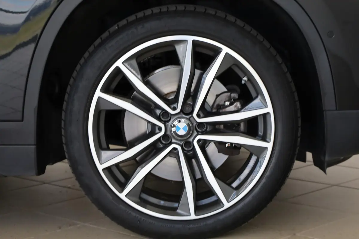 xDrive20i High Executive | Head-Up Display | Stoelverwarming | Parkeersensoren | Glazen Schuif-/Kanteldak