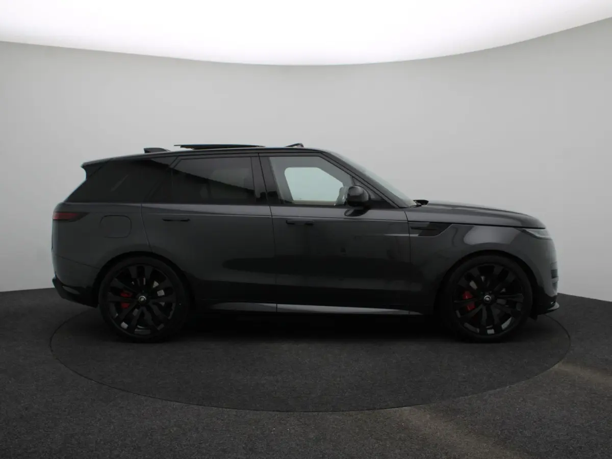 3.0 P550e Autobiography PHEV | Meridian Signature Sound | Massage voorstoelen in Caraway Semi Aniline leder | Black Exterior Pack | Towing Pack | Gekoelde opberguimte middenconsole