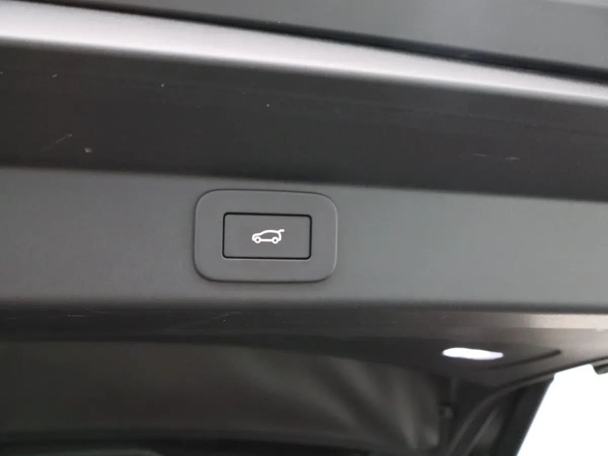 3.0 P550e Autobiography PHEV | Meridian Signature Sound | Massage voorstoelen in Caraway Semi Aniline leder | Black Exterior Pack | Towing Pack | Gekoelde opberguimte middenconsole