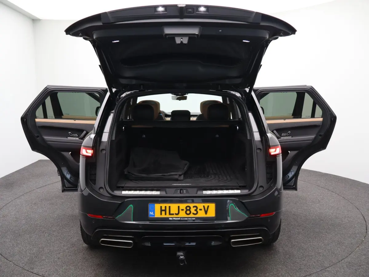 3.0 P550e Autobiography PHEV | Meridian Signature Sound | Massage voorstoelen in Caraway Semi Aniline leder | Black Exterior Pack | Towing Pack | Gekoelde opberguimte middenconsole