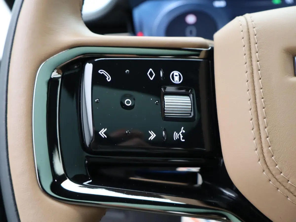 3.0 P550e Autobiography PHEV | Meridian Signature Sound | Massage voorstoelen in Caraway Semi Aniline leder | Black Exterior Pack | Towing Pack | Gekoelde opberguimte middenconsole