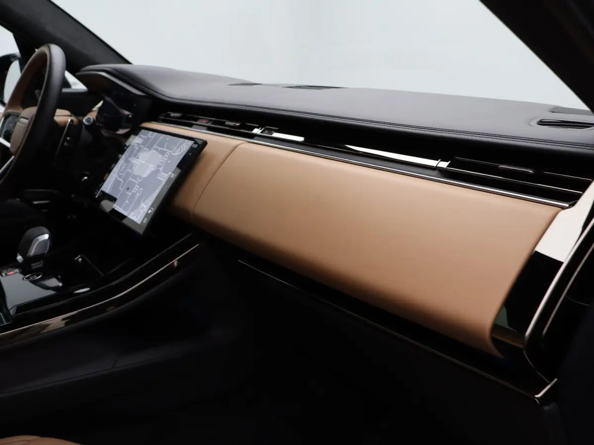 3.0 P550e Autobiography PHEV | Meridian Signature Sound | Massage voorstoelen in Caraway Semi Aniline leder | Black Exterior Pack | Towing Pack | Gekoelde opberguimte middenconsole