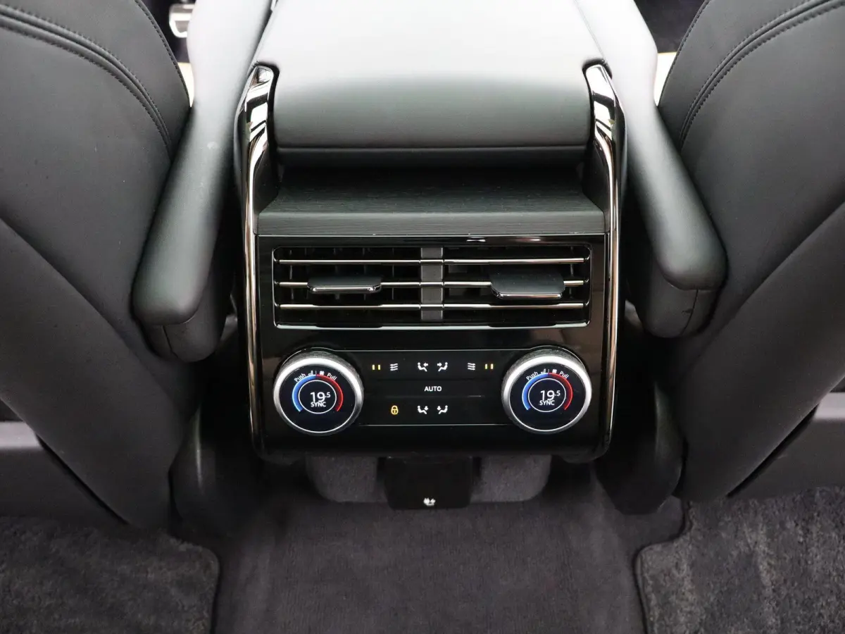 3.0 P550e Autobiography PHEV | Meridian Signature Sound | Massage voorstoelen in Caraway Semi Aniline leder | Black Exterior Pack | Towing Pack | Gekoelde opberguimte middenconsole