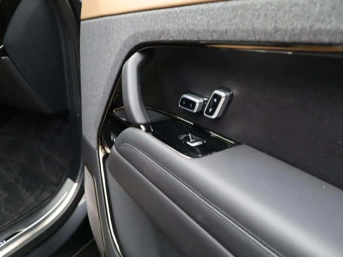3.0 P550e Autobiography PHEV | Meridian Signature Sound | Massage voorstoelen in Caraway Semi Aniline leder | Black Exterior Pack | Towing Pack | Gekoelde opberguimte middenconsole