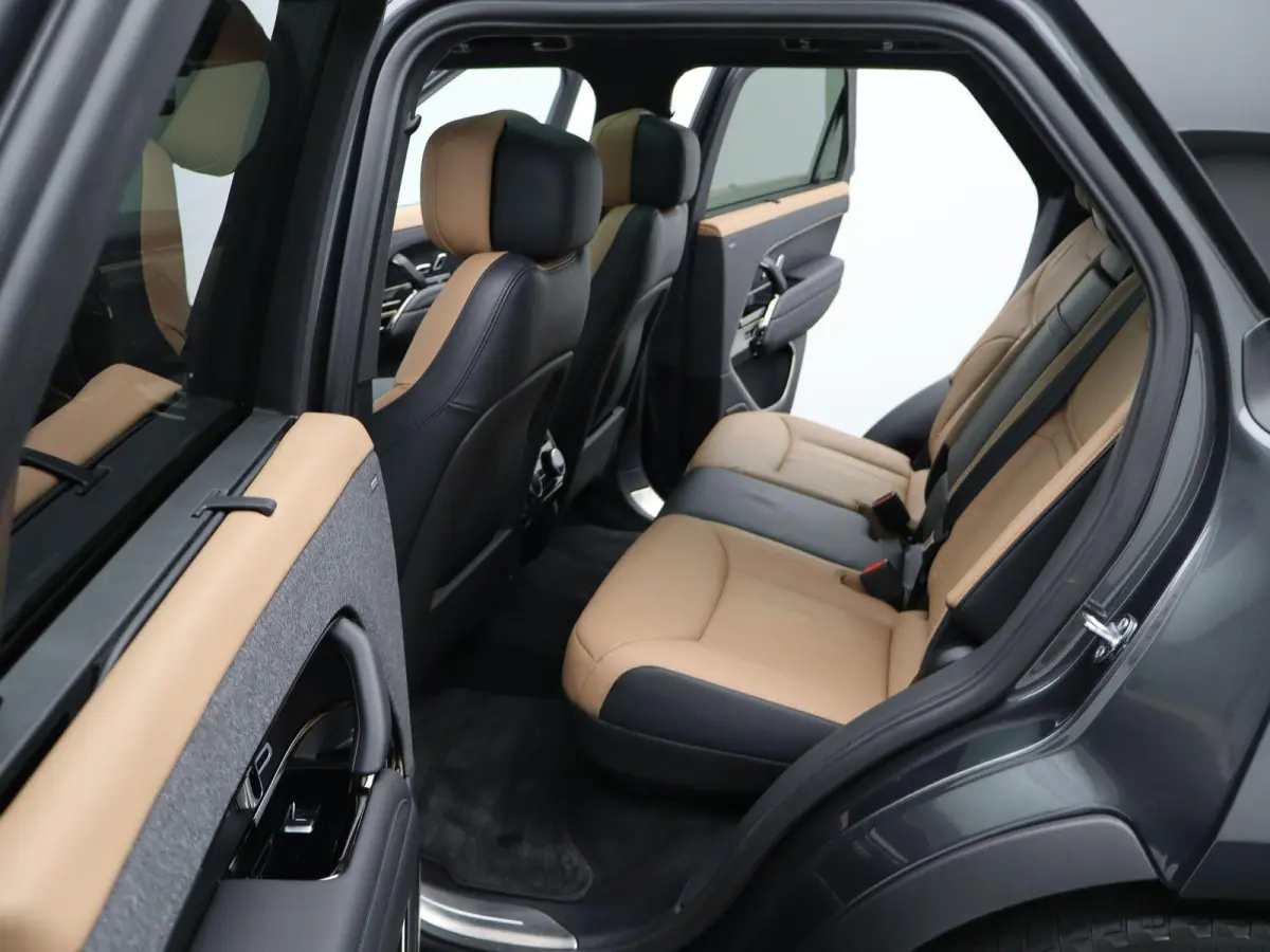 3.0 P550e Autobiography PHEV | Meridian Signature Sound | Massage voorstoelen in Caraway Semi Aniline leder | Black Exterior Pack | Towing Pack | Gekoelde opberguimte middenconsole