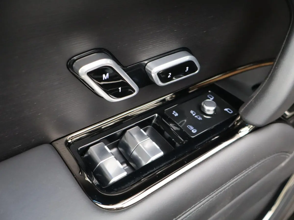 3.0 P550e Autobiography PHEV | Meridian Signature Sound | Massage voorstoelen in Caraway Semi Aniline leder | Black Exterior Pack | Towing Pack | Gekoelde opberguimte middenconsole