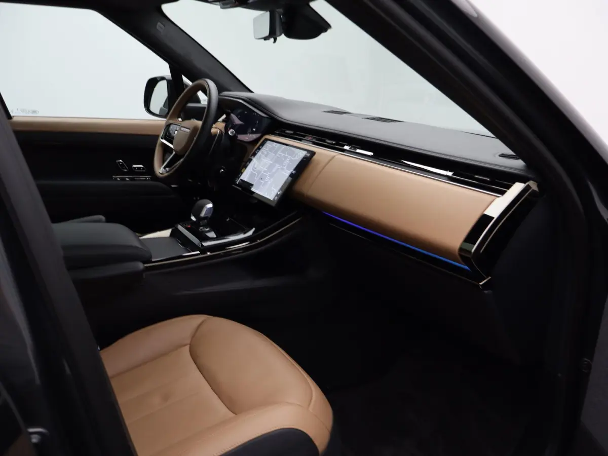 3.0 P550e Autobiography PHEV | Meridian Signature Sound | Massage voorstoelen in Caraway Semi Aniline leder | Black Exterior Pack | Towing Pack | Gekoelde opberguimte middenconsole