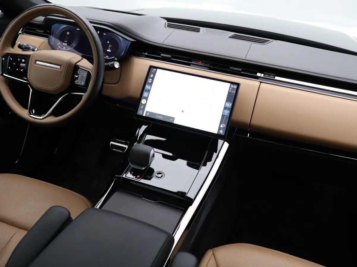 3.0 P550e Autobiography PHEV | Meridian Signature Sound | Massage voorstoelen in Caraway Semi Aniline leder | Black Exterior Pack | Towing Pack | Gekoelde opberguimte middenconsole