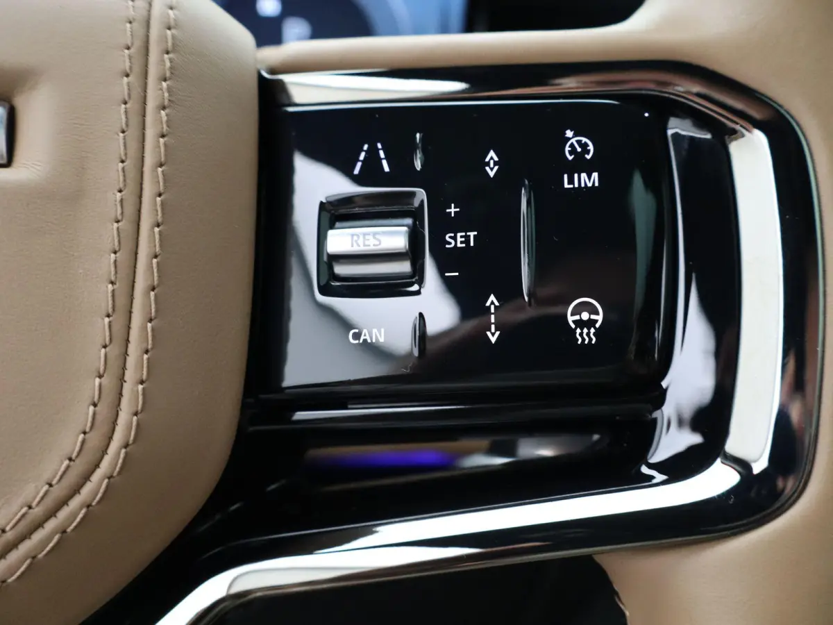 3.0 P550e Autobiography PHEV | Meridian Signature Sound | Massage voorstoelen in Caraway Semi Aniline leder | Black Exterior Pack | Towing Pack | Gekoelde opberguimte middenconsole