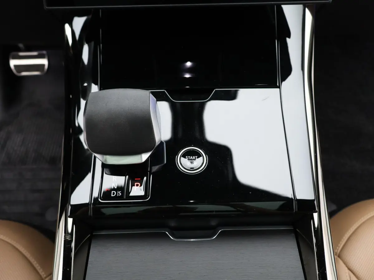 3.0 P550e Autobiography PHEV | Meridian Signature Sound | Massage voorstoelen in Caraway Semi Aniline leder | Black Exterior Pack | Towing Pack | Gekoelde opberguimte middenconsole