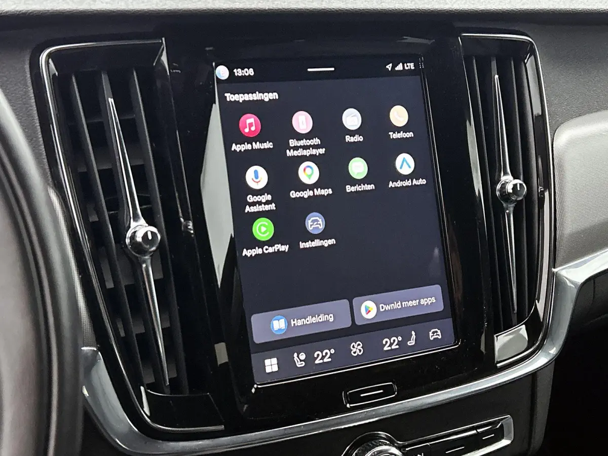 2.0 B4 Momentum Business 1e Eigenaar | Origineel Nederlands | Trekhaak | Apple Carplay | Android Auto | Stoel- en Stuurverwarming | Lederen Bekleding | Cruise Control | Achteruitrijcamera