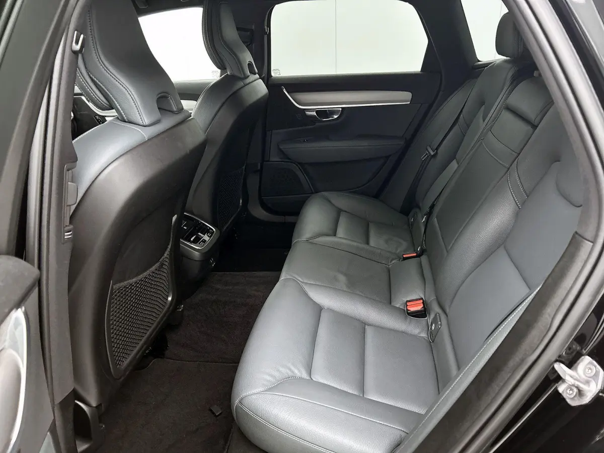 2.0 B4 Momentum Business 1e Eigenaar | Origineel Nederlands | Trekhaak | Apple Carplay | Android Auto | Stoel- en Stuurverwarming | Lederen Bekleding | Cruise Control | Achteruitrijcamera