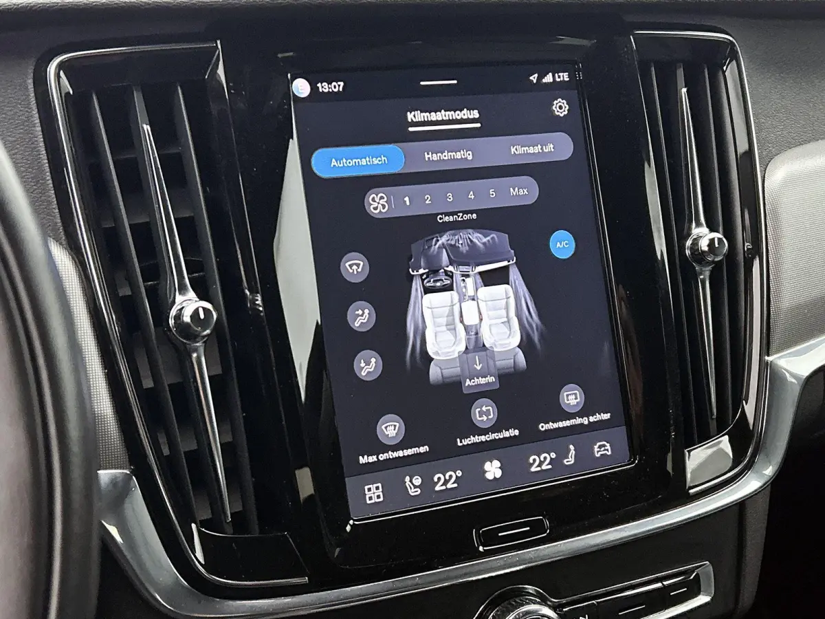 2.0 B4 Momentum Business 1e Eigenaar | Origineel Nederlands | Trekhaak | Apple Carplay | Android Auto | Stoel- en Stuurverwarming | Lederen Bekleding | Cruise Control | Achteruitrijcamera