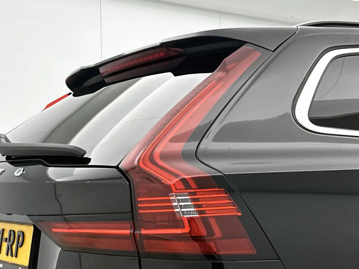2.0 B4 Momentum Business 1e Eigenaar | Origineel Nederlands | Trekhaak | Apple Carplay | Android Auto | Stoel- en Stuurverwarming | Lederen Bekleding | Cruise Control | Achteruitrijcamera