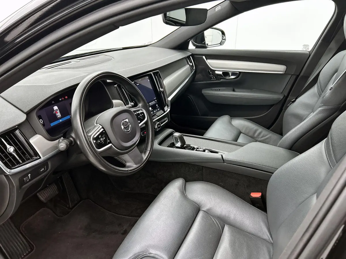 2.0 B4 Momentum Business 1e Eigenaar | Origineel Nederlands | Trekhaak | Apple Carplay | Android Auto | Stoel- en Stuurverwarming | Lederen Bekleding | Cruise Control | Achteruitrijcamera