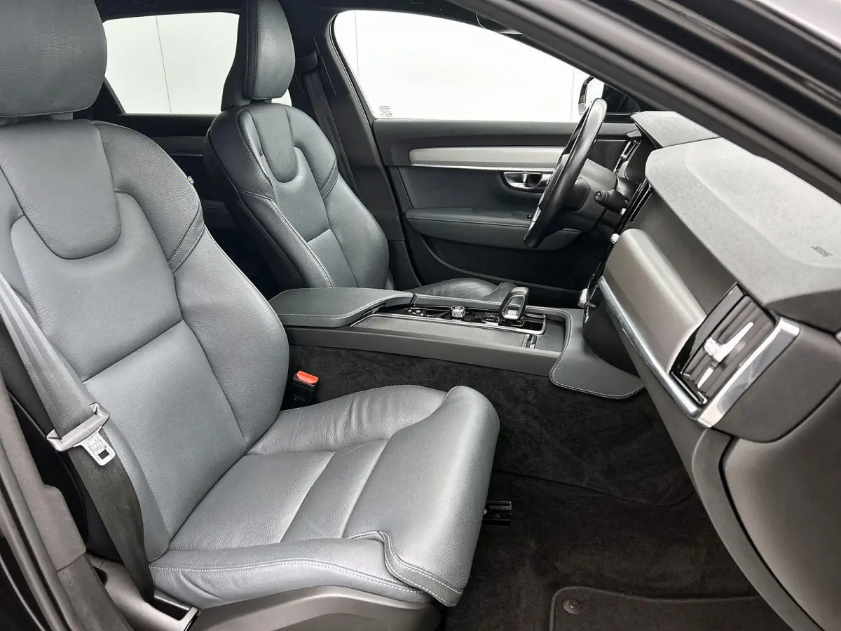2.0 B4 Momentum Business 1e Eigenaar | Origineel Nederlands | Trekhaak | Apple Carplay | Android Auto | Stoel- en Stuurverwarming | Lederen Bekleding | Cruise Control | Achteruitrijcamera